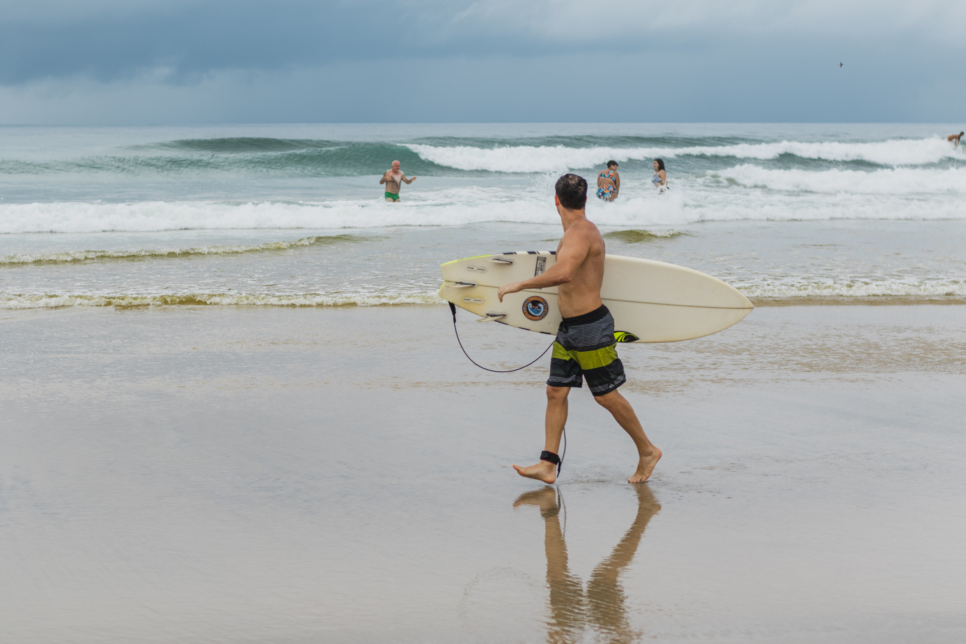 FORTALEZA, CEARÁ, 01-01-2024: Primeiro banho de mar, em 2024. Na foto, banhistas visitam a Praia do Futuro e dão um mergulho, mesmo com o mar apresentando outra tonalidade. (Foto: Fernanda Barros/ O Povo)