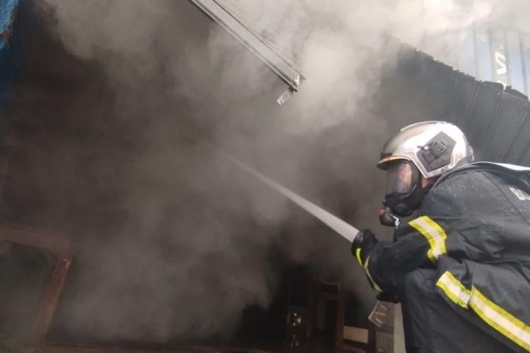 Aumento de incêndios em prédios comerciais no Ceará. Bombeiros apagam incêndio em Iguatu em 1º de janeiro.