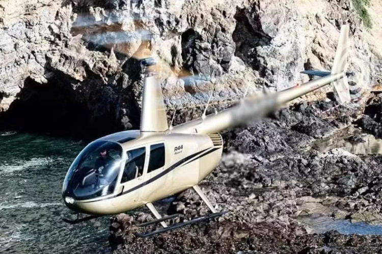 O helicóptero que permanece desaparecido possui o prefixo PRHDB, modelo Robson 44, e é está com as cores cinza e preto