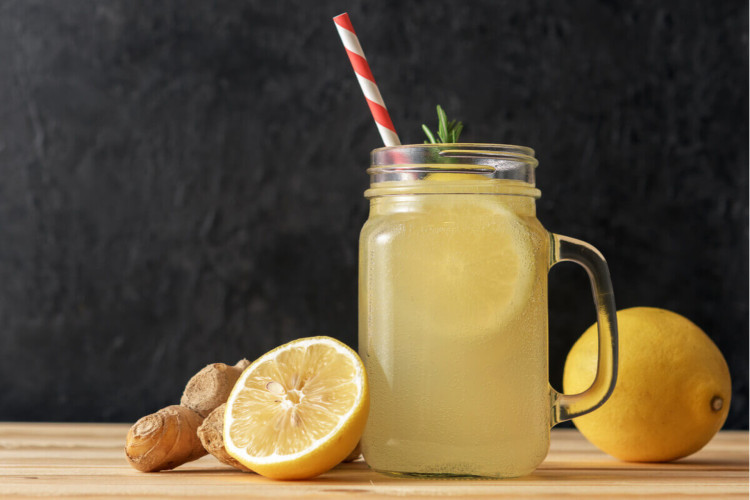 Suco de limão com gengibre (Imagem: ZOLDATOFF | Shutterstock)