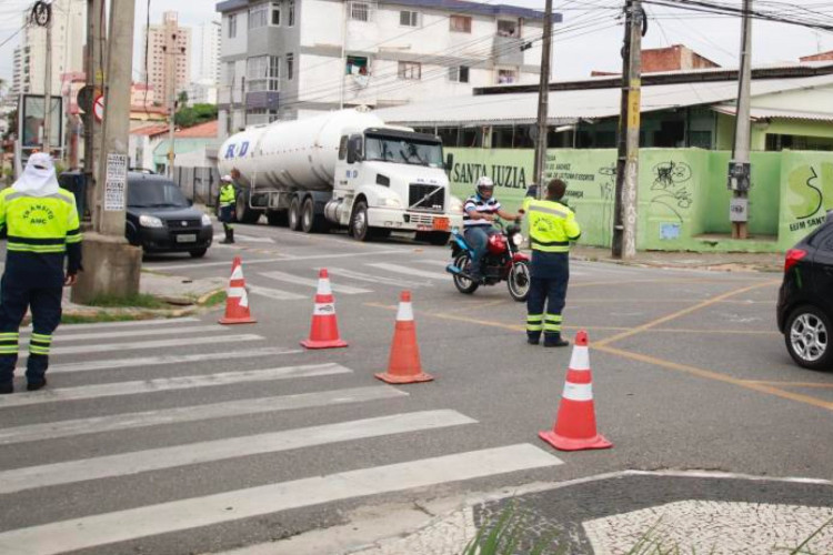 Comissão da Câmara Federal aprova projeto que permite porte de armas a agentes de trânsito. Emenda prevê inclusão de guardas municipais
