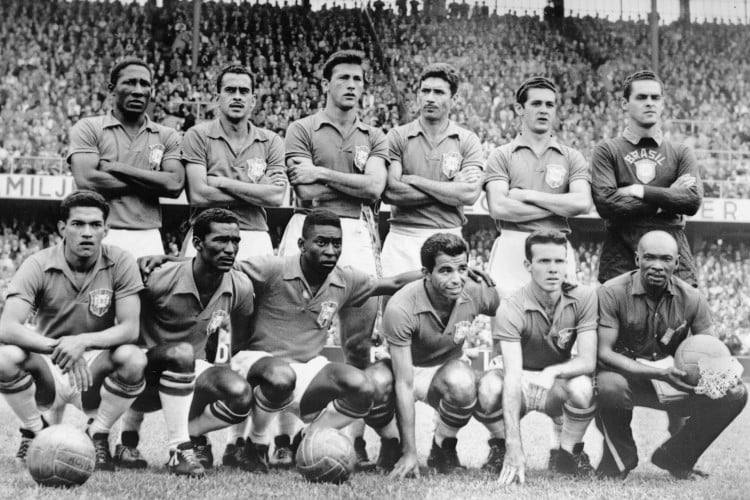 Su&eacute;cia, Estocolmo, 29/06/1958. Time posado da sele&ccedil;&atilde;o do Brasil, posa para fotografia momentos antes da partida final contra a Su&eacute;cia, pela Copa do Mundo de 1958, no est&aacute;dio Rasunda, em Estocolmo (Su&eacute;cia). Da esquerda para a direita, de p&eacute;, Djalma Santos, Zito, Bellini, Nilton Santos, Orlando e Gilmar; agachados: Garrincha, Didi, Pel&eacute;, Vav&aacute; e Zagallo, e o massagista M&aacute;rio Am&eacute;rico. A Sele&ccedil;&atilde;o Brasileira conquistou o campeonato ao vencer a Su&eacute;cia por 5 a 2, com gols de Vav&aacute; (2), Pel&eacute; (2) e Zagallo. - Cr&eacute;dito:ASSOCIATED PRESS/ASSOCIATED PRESS/AE/C&oacute;digo imagem:156992
