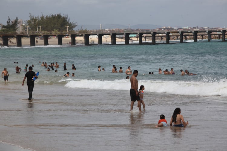 FORTALEZA, CEARÁ, BRASIL, 07.01.2024: Balneabilidade na praia dos Crush, praia de Iracema.