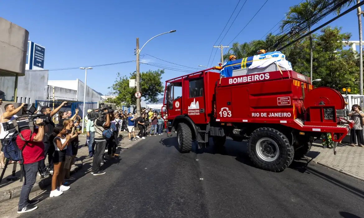 Corpo de Zagallo &eacute; sepultado no Rio de Janeiro sob aplausos