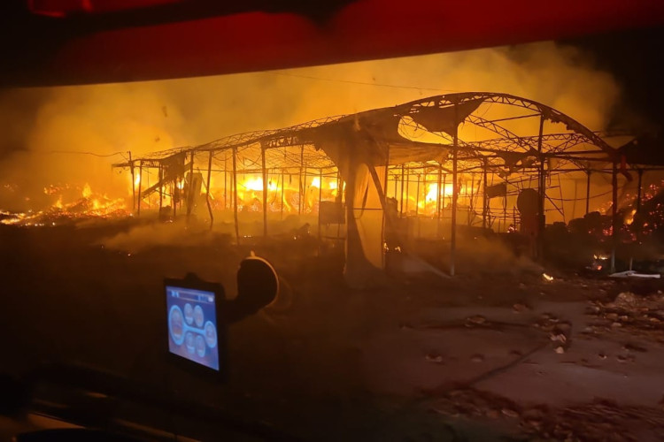 Mais de mil litros de água foram utilizados para conter as chamas do incêndio registrado em uma fábrica de coco, no município de Paraipaba