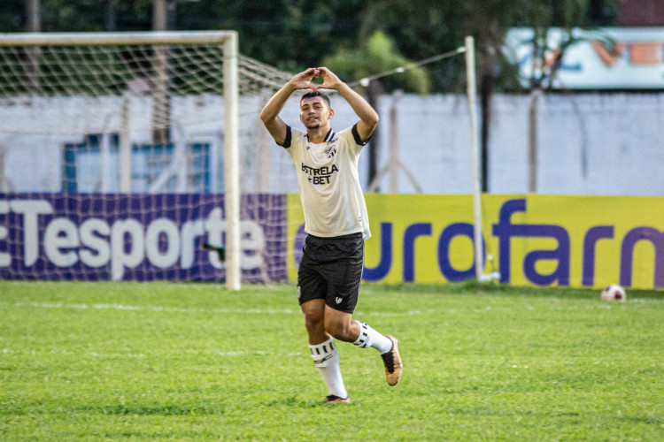 Pablo, do Ceará, comemora gol marcado diante do Lemense-SP