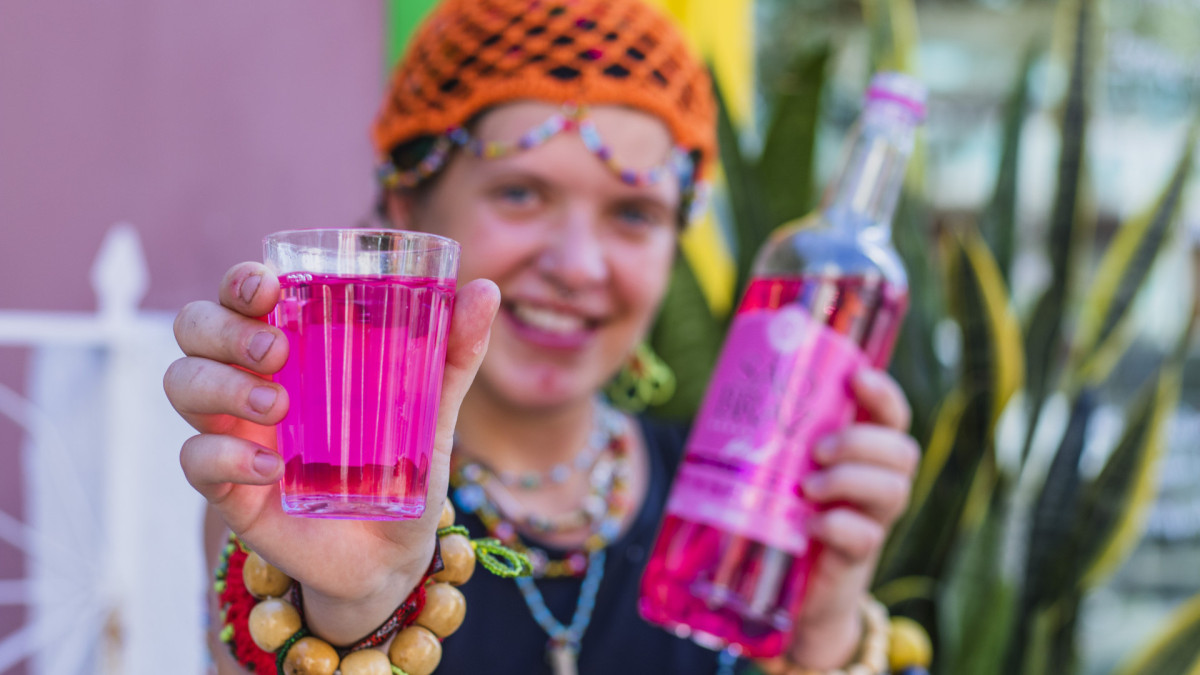 Foto de apoio ilustrativo. O &aacute;lcool deve sempre ser acompanhado de hidrata&ccedil;&atilde;o e alimenta&ccedil;&atilde;o adequadas, al&eacute;m de cuidados com o Sol quente do Cear&aacute;