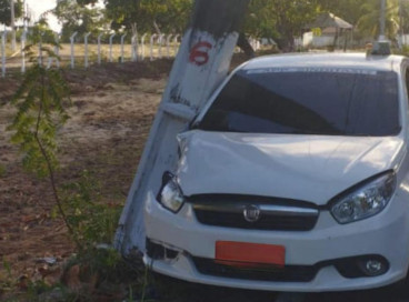 Veículo foi encontrado na estrada que liga os municípios de Aquiraz e Pindoretama 