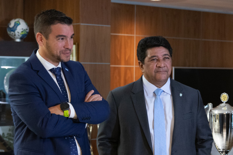 Emílio Garcia, diretor jurídico da Fifa, e Ednaldo Rodrigues, presidente da CBF, em reunião na sede da CBF, no Rio de Janeiro