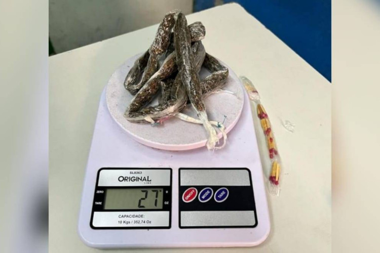 Uma mulher foi presa após tentar entrar com drogas em uma unidade prisional no município de Itaitinga 