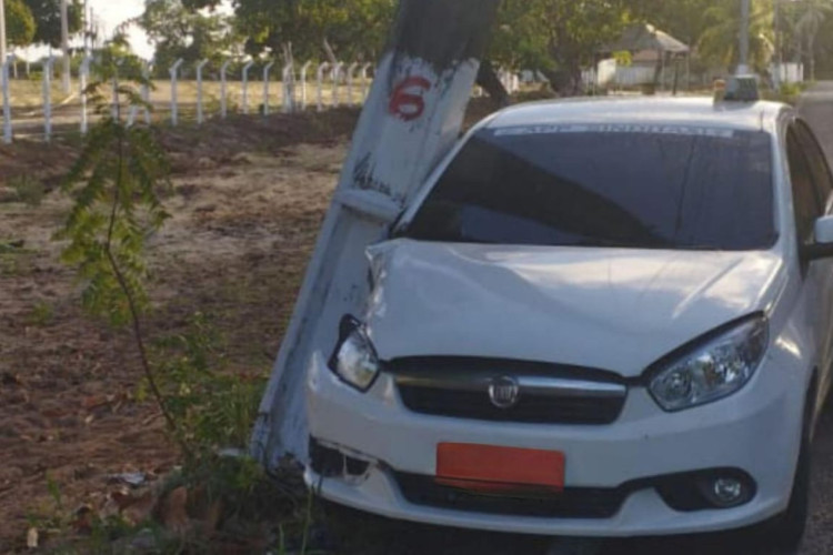 Veículo foi encontrado na estrada que liga os municípios de Aquiraz e Pindoretama