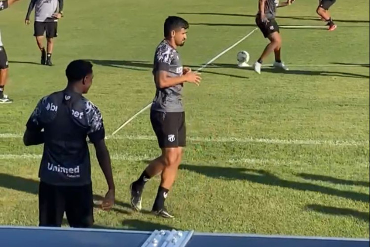 Ramon Menezes, novo zagueiro do Ceará, durante treino em Porangabuçu