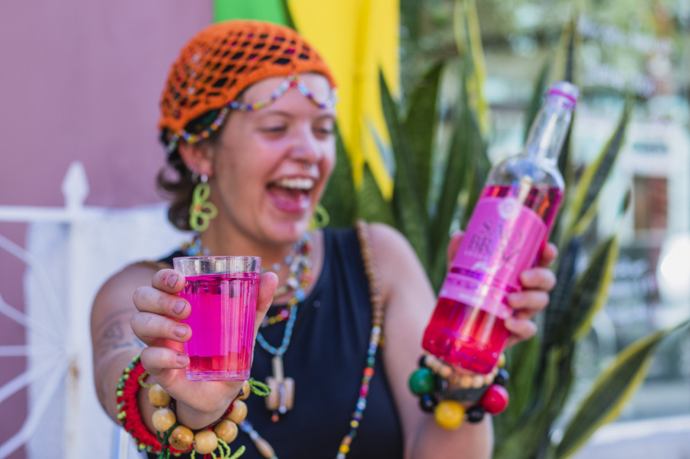 São Braz Pink foi uma das bebidas mais populares durante o Carnaval de Fortaleza. Garrafas puderam ser encontradas por valores entre R$ 12 e R$ 14 na Capital(Foto: Fernanda Barros / O POVO)