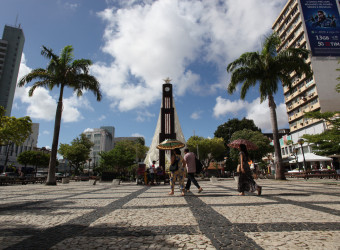 O ato unificado acontece na Praça do Ferreira a partir das 8 horas, reunindo diversos movimentos sociais.