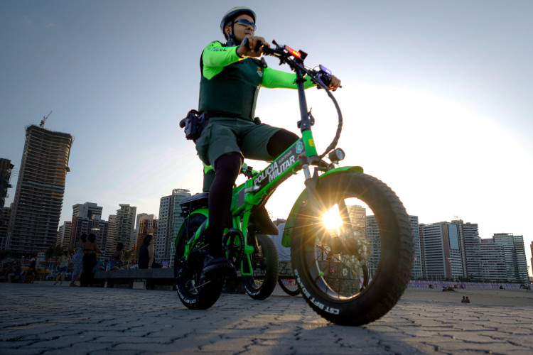PMCE testa bicicletas elétricas para policiamento na orla de Fortaleza