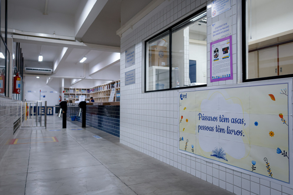 Ao longo dos corredores e espaços no Colégio Ari de Sá é possível evr a importância das palavras expressas nas paredes(Foto: AURÉLIO ALVES)