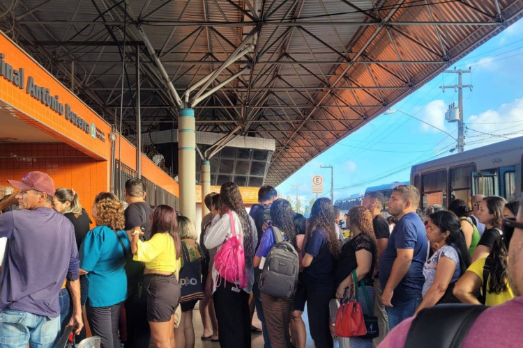 Validadores de alguns terminais de ônibus de Fortaleza apresentaram instabilidade na manhã desta quinta-feira, 11