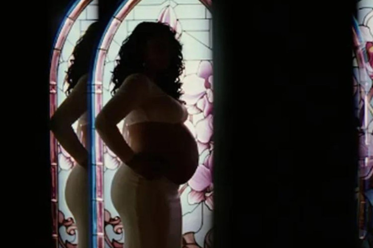 A artista colombiana Kali Uchis anunciou a gravidez em clipe de m&uacute;sica