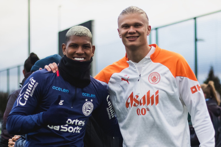 Marcos Victor, zagueiro do Bahia, com Erling Haaland, atacante do Manchester City