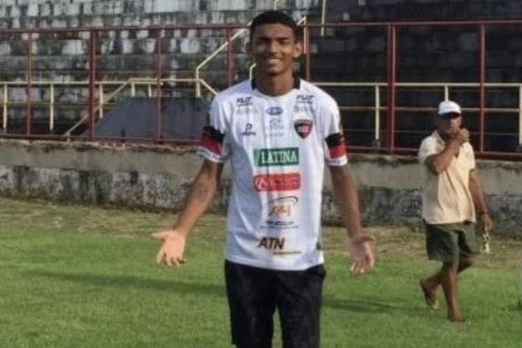 Carlos tinha 19 anos de idade e teve passagens pelos clubes Caucaia e Ferroviário 