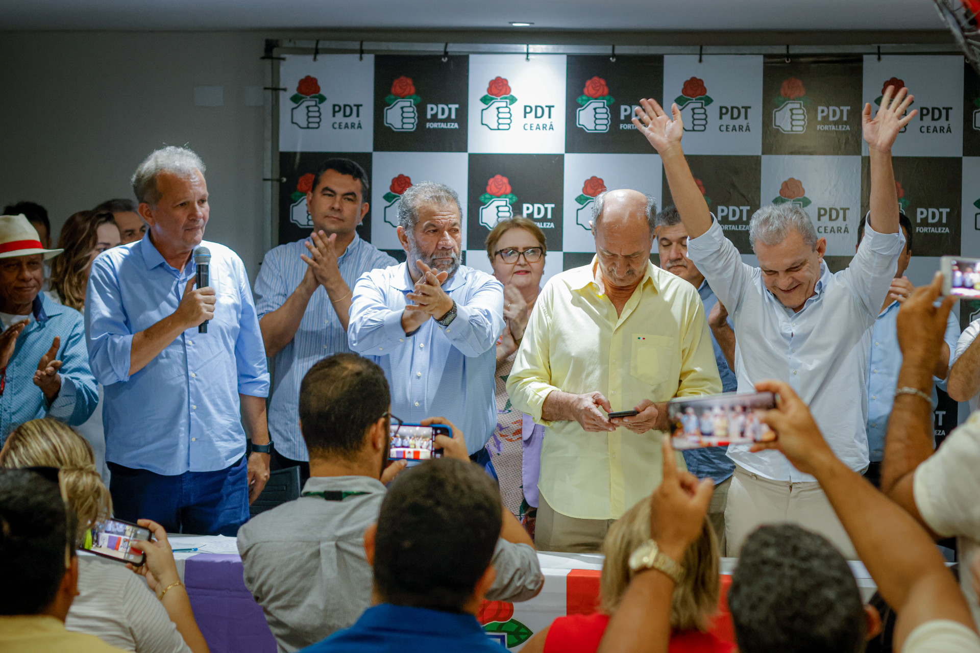 ￼ André Figueiredo, Carlos Lupi, Flávio Torres e José Sarto em ato no PDT Ceará (Foto: AURÉLIO ALVES)