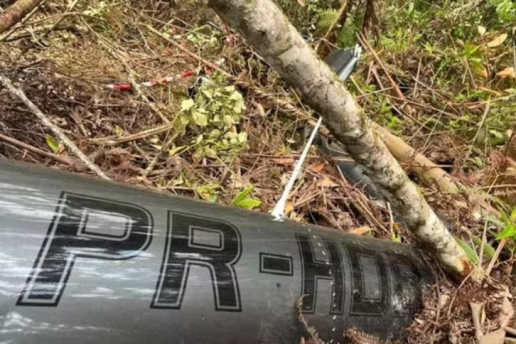 Destroços com identificação do helicóptero encontrado no dia 12 de janeiro de 2024 pela Força Aérea Brasileira na cidade de Paraibuna, no interior de São Paulo 