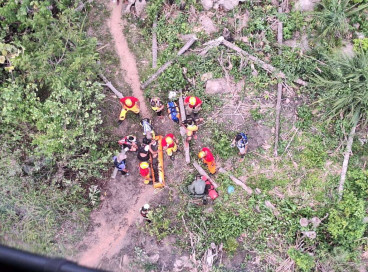 Vítima é resgatada por helicópteros na Serra da Taquara, em Maracanaú. 