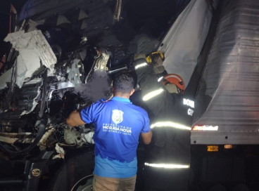 Colisão entre dois caminhões aconteceu por volta das 21 horas, na avenida Contorno Norte, em Morada Nova (CE)  