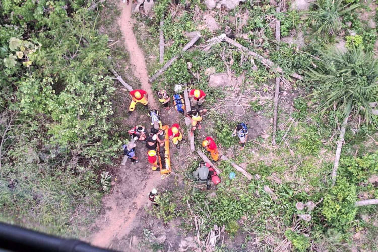 Vítima é resgatada por helicópteros na Serra da Taquara, em Maracanaú.