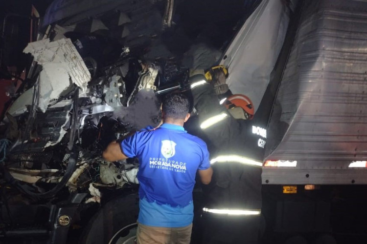 Colisão entre dois caminhões aconteceu por volta das 21 horas, na avenida Contorno Norte, em Morada Nova (CE) 
