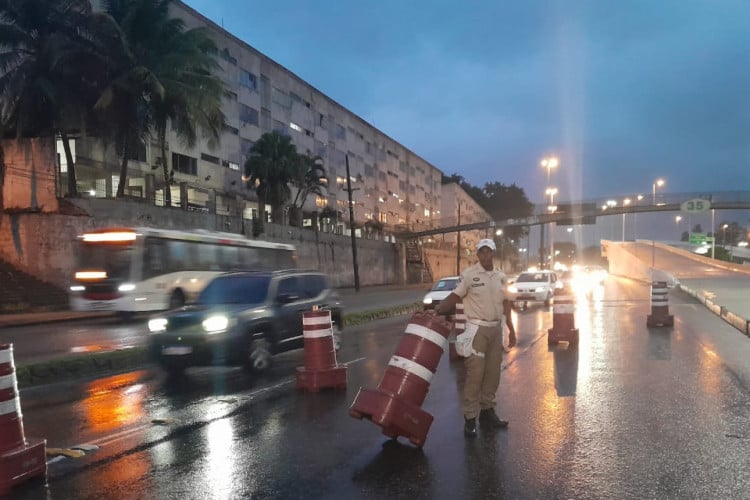 Rio de Janeiro tem transtornos devido a enchentes neste domingo, 14; cidade está em nível de alerta 4, e sirenes de emergência já soaram em diversas partes da cidade