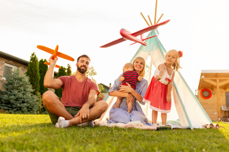 Brincar com as crianças ajuda a estimular o desenvolvimento delas (Imagem: Impact Photography | Shutterstock)