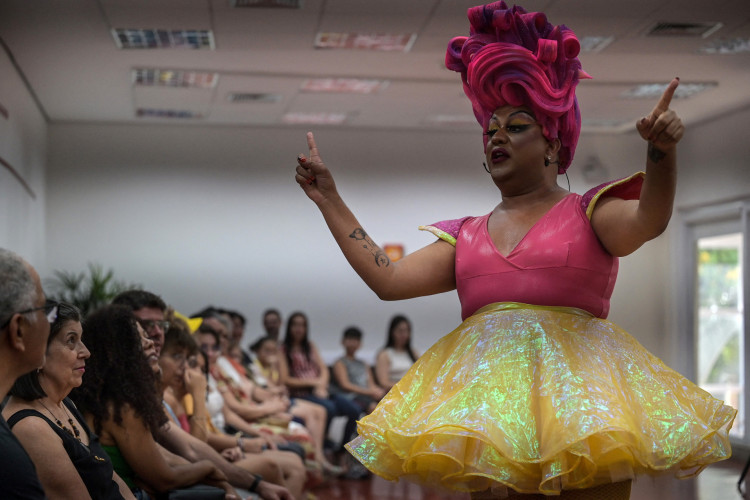 Drag queen brasileira Helena Black, personagem de Paulo Reis, em performance no Sesi em São José dos Campos, São Paulo