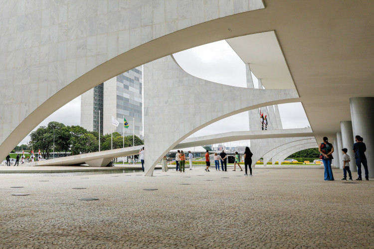 Visitantes durante o passeio guiado, que marca a reabertura do Palácio do Planalto para visitações aos domingos
