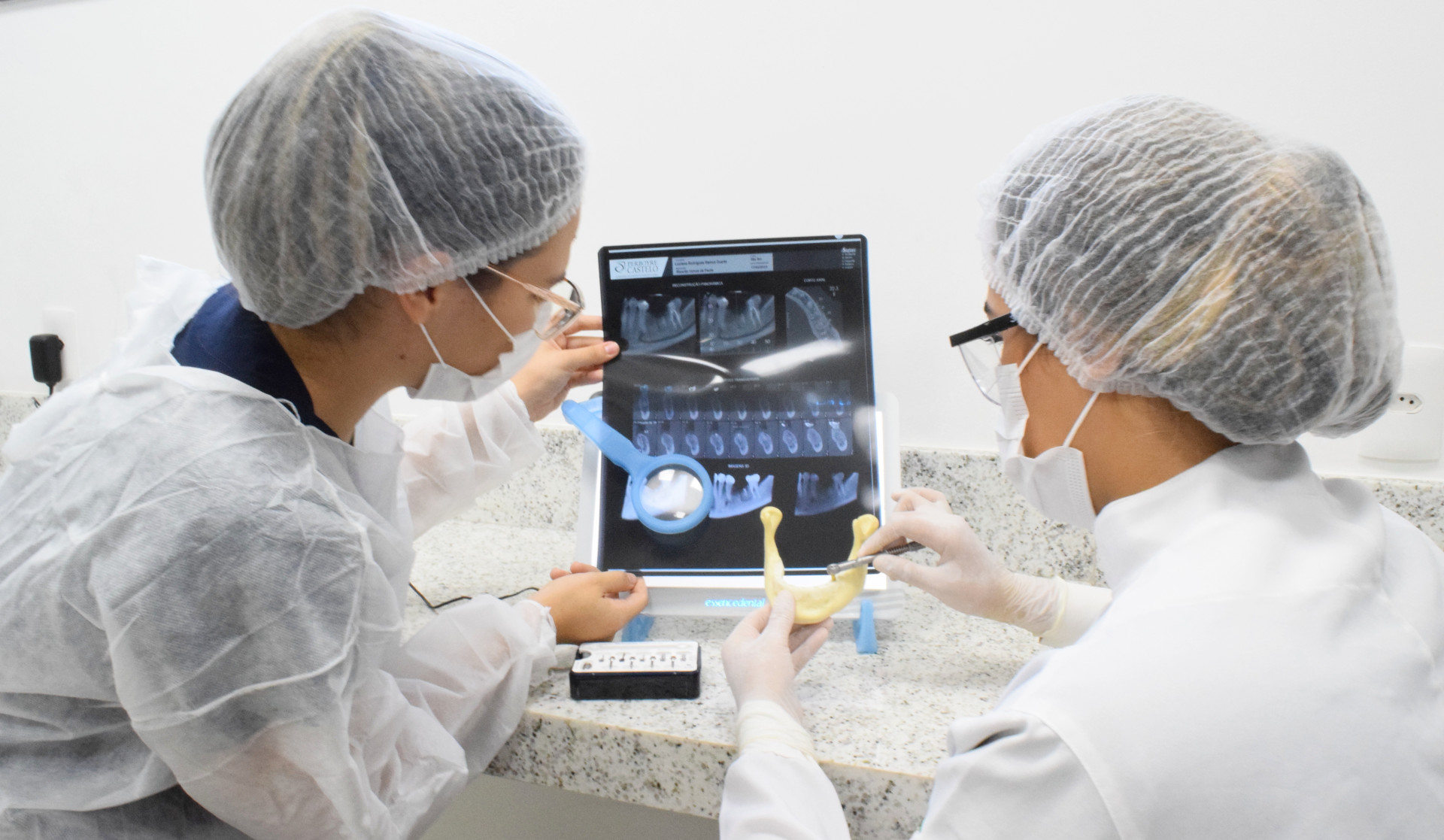 Nos estágios supervisionados obrigatórios, os alunos têm o acompanhamento de preceptores, que dão todo apoio a eles nas atividades práticas