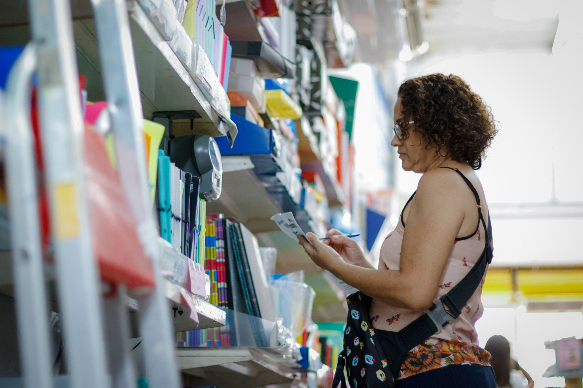 Fiscaliza&ccedil;&atilde;o do Procon Fortaleza apura den&uacute;ncias de exig&ecirc;ncia de itens abusivos em listas de material escolar (Foto: AUR&Eacute;LIO ALVES)