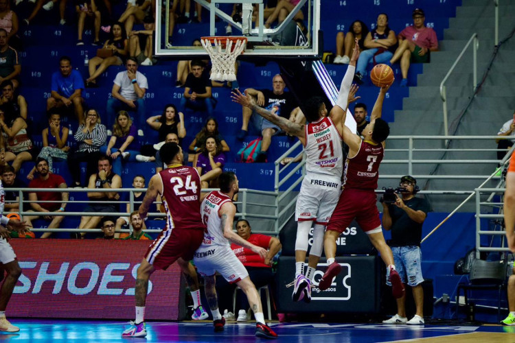 Lance do jogo Sesi Franca x Fortaleza Basquete Cearense pelo NBB 2023/2024