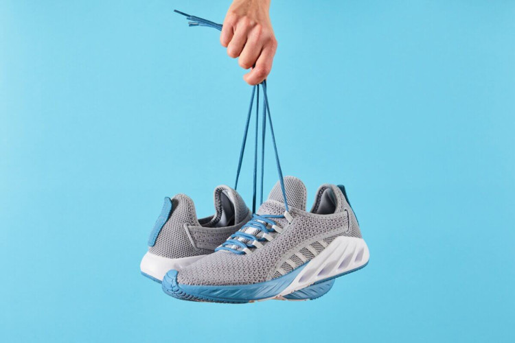 Escolher o calçado correto evita problemas durante a atividade física (Imagem: wertinio | Shutterstock) - Portal EdiCase