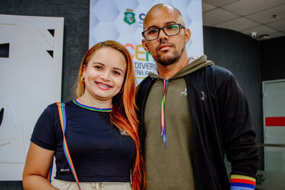 Deejair e Géssica, donos da Empatia Modas, com produtos do empreendimento.