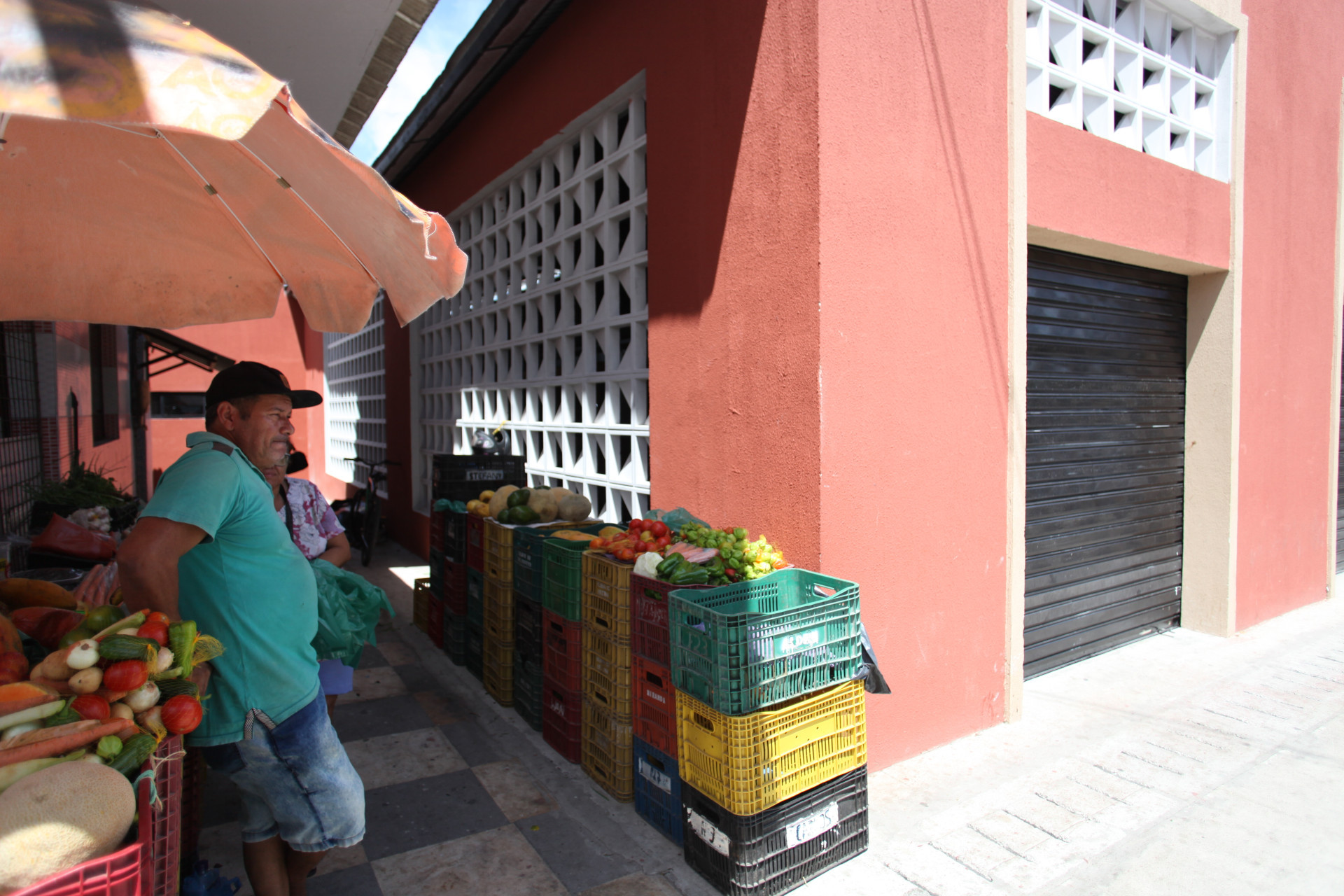 ￼ Valdir Nascimento, permissionário do Mercado Municipal, com mercadoirias na calçada (Foto: FÁBIO LIMA)