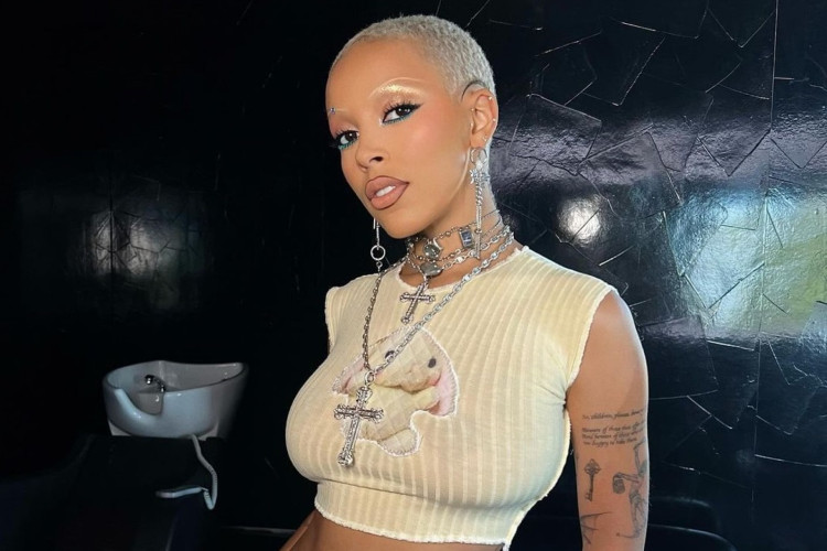 Doja Cat teria sido agredida pelo irm&atilde;o, Raman, de 30 anos