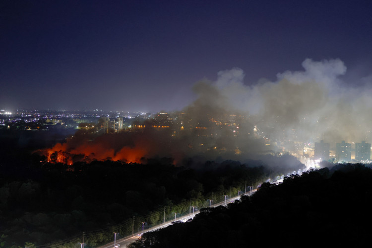 FORTALEZA-CE, BRASIL, 18-01-2023: Incêndio atinge Parque do Cocó, e fumaça se espalha por bairros de Fortaleza. Bombeiros informam que passaram a noite do dia 18 para 19 para conter o fogo.  (Foto: Aurélio Alves/O Povo)