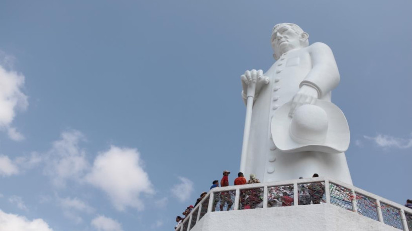 Imagem de apoio ilustrativo: Est&aacute;tua de Padre C&iacute;cero, no Horto, em Juazeiro do Norte