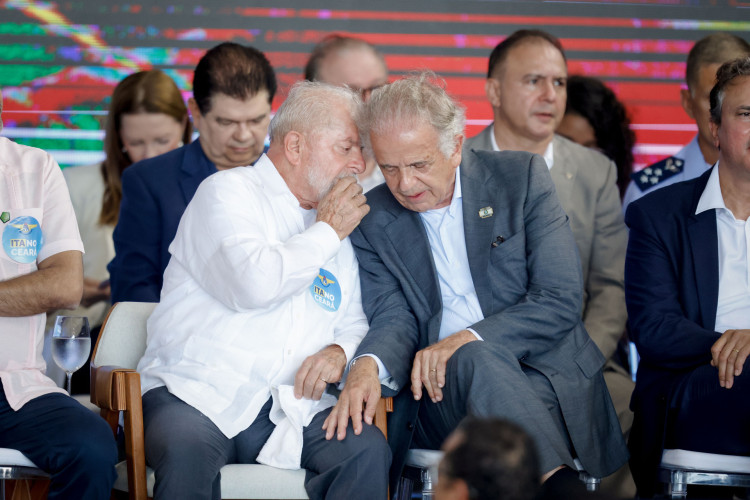 Lula cochicha com ministro da Defesa, José Múcio