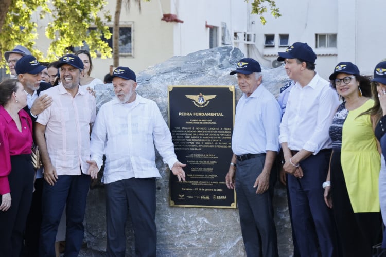 ITA: veja o tamanho da pedra fundamental inaugurada por Lula em Fortaleza
