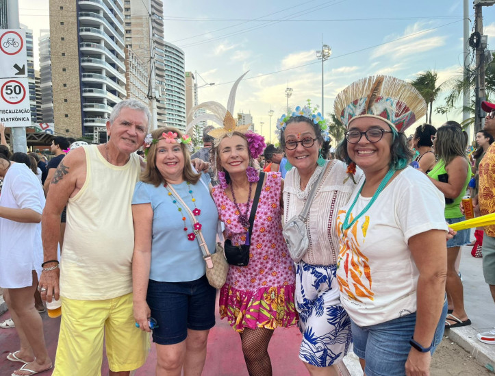 Público curte Pré-Carnaval da Praia de Iracema, em Fortaleza, neste sábado, 20