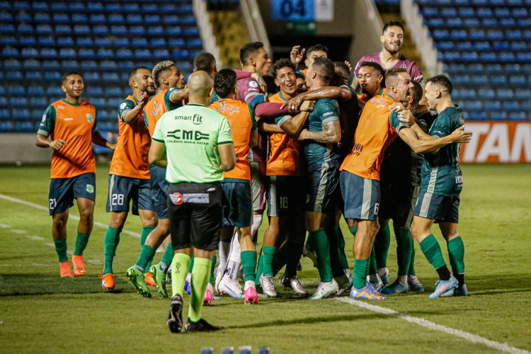 Jogadores do Floresta celebram gol durante a partida de estreia diante do Ferrovi&aacute;rio, pelo Campeonato Cearense 2024