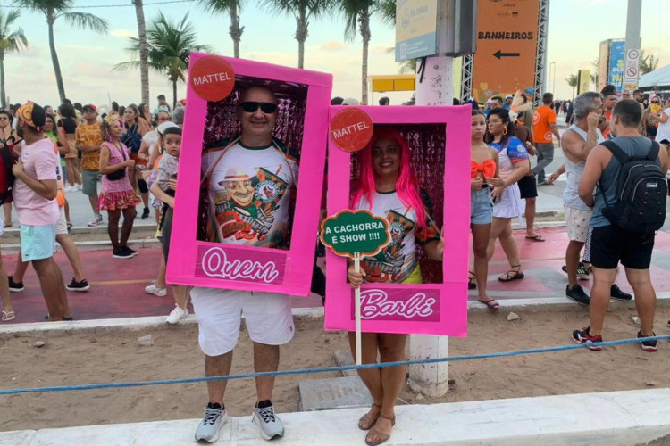 ￼Com bom humor, casal André e Lara brincam fantasiados de 