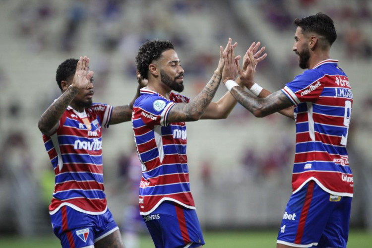 Marinho, Calebe e Lucero comemoram gol do Fortaleza contra Horizonte na estreia do Cearense