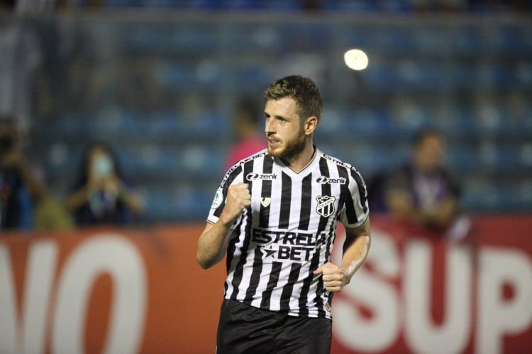FORTALEZA, CEARÁ, BRASIL, 21.01.2024: Aylon, jogador do Ceará comemora gol no Jogo pelo campeonato cearense de futebol, Maracanã vs Ceará. estádio Presidente Vargas.